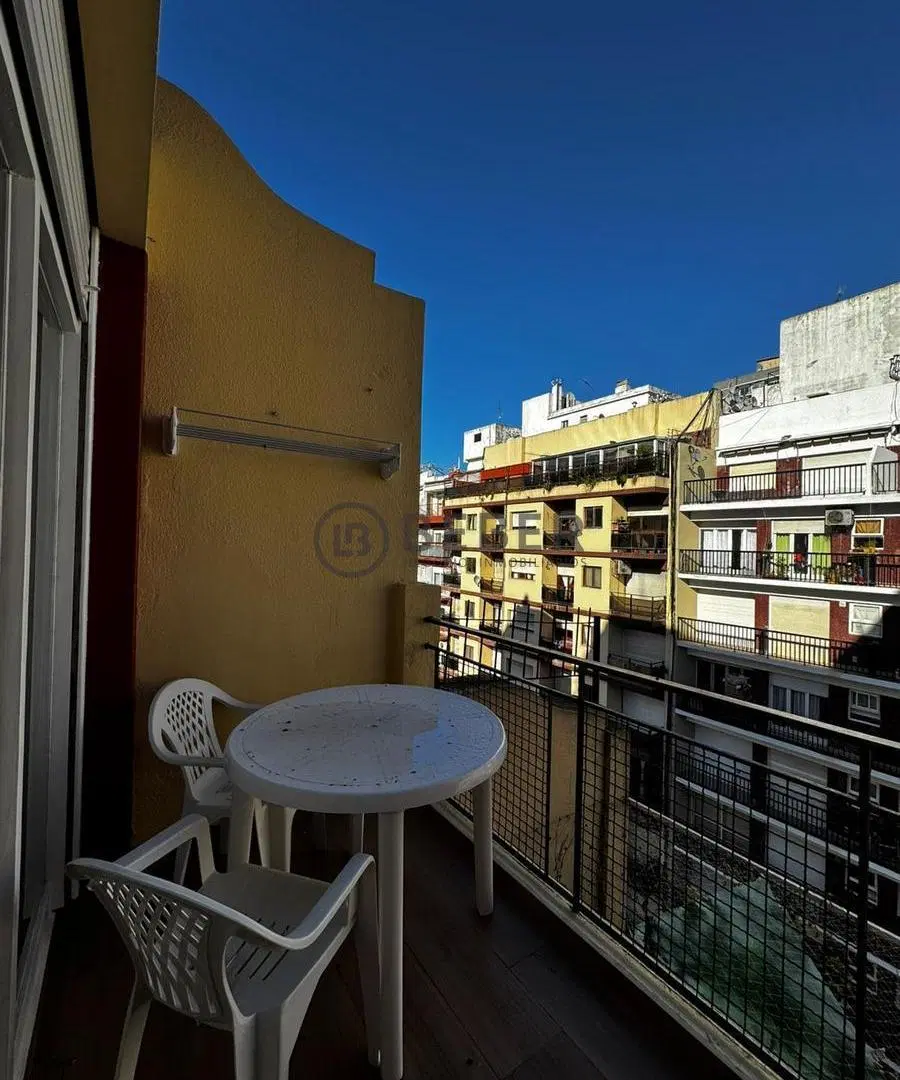 Venta ambiente a la calle con balcon, Centro 2