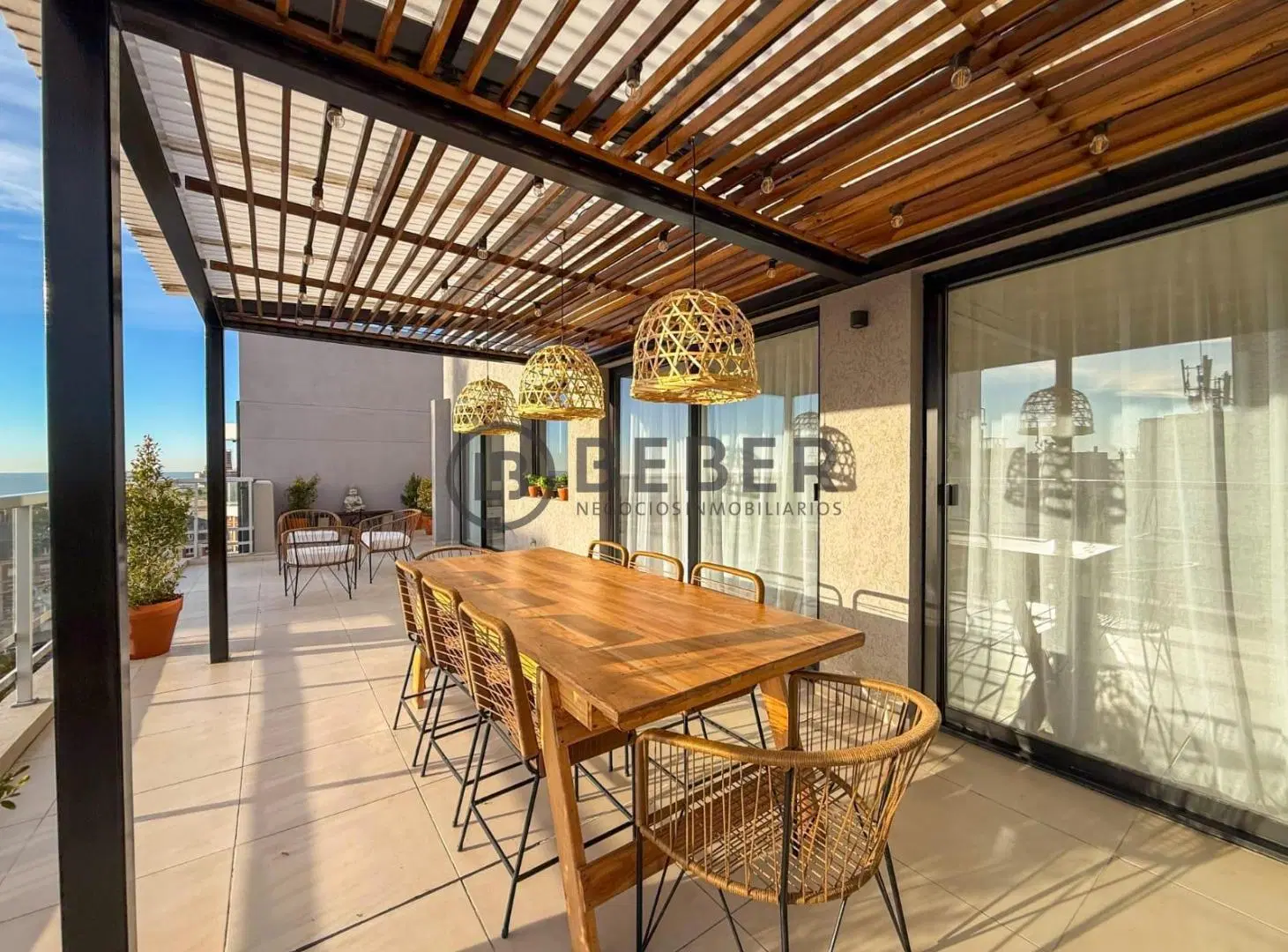 En venta semipiso de tres ambientes con terraza y vista al mar, Plaza Colon 1