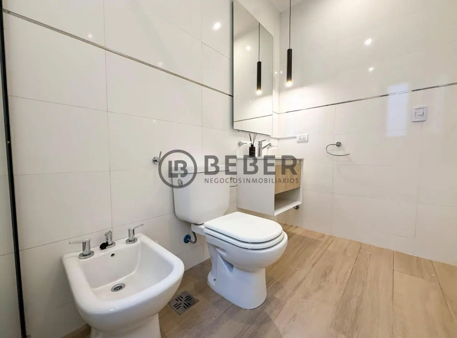 En venta semipiso de tres ambientes con terraza y vista al mar, Plaza Colon 8