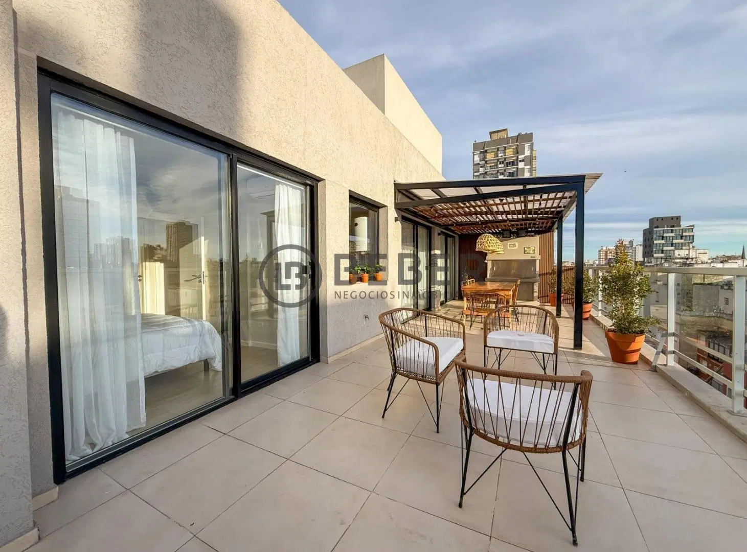 En venta semipiso de tres ambientes con terraza y vista al mar, Plaza Colon 4