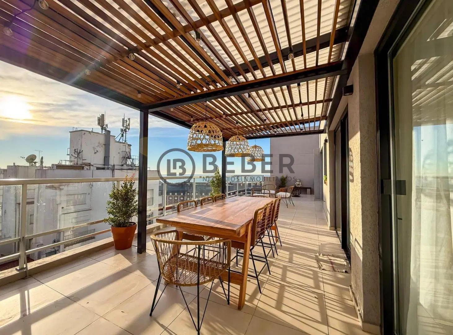 En venta semipiso de tres ambientes con terraza y vista al mar, Plaza Colon 5