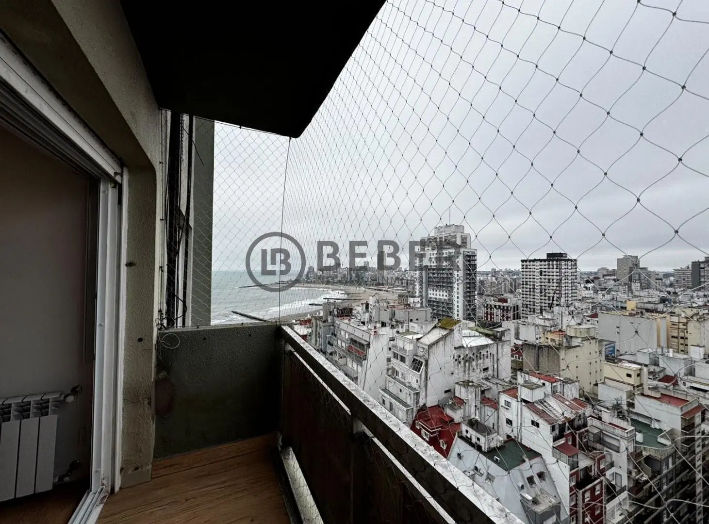 Venta tres ambientes con cochera, balcon y vista al mar. Punta Iglesia 8