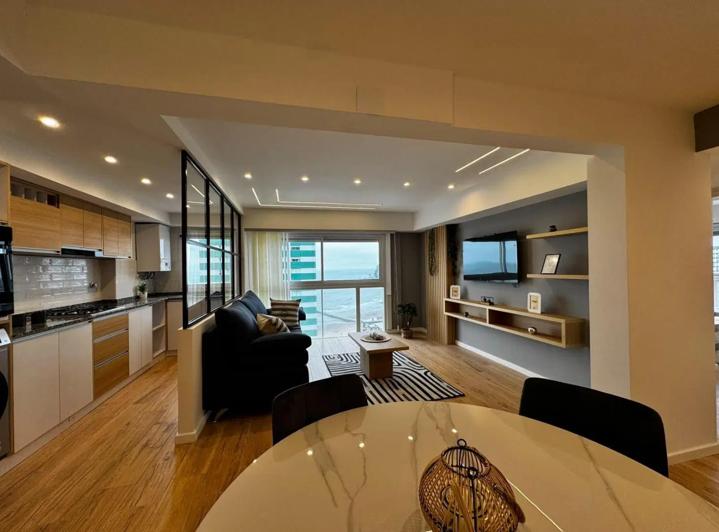 Venta tres ambientes con cochera, balcon y vista al mar. Punta Iglesia 5
