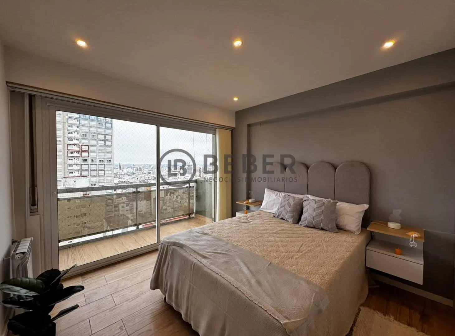 Venta tres ambientes con cochera, balcon y vista al mar. Punta Iglesia 2