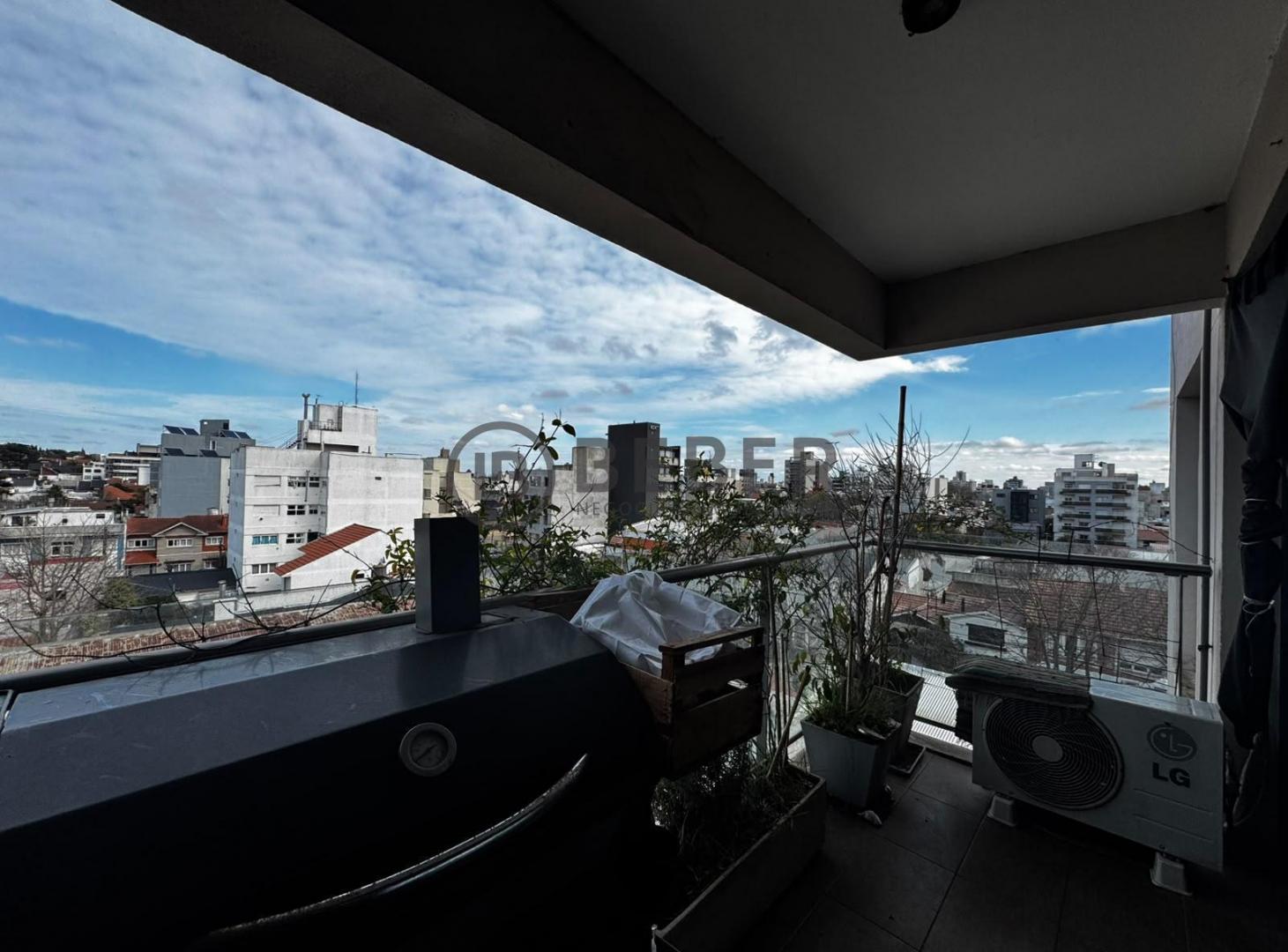 Foto de En venta departamento de dos ambientes al frente con balcon y cochera, imagen 2
