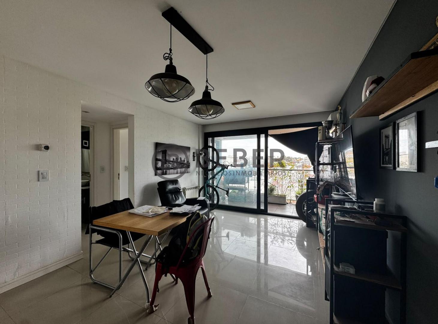 Foto de En venta departamento de dos ambientes al frente con balcon y cochera, imagen 1