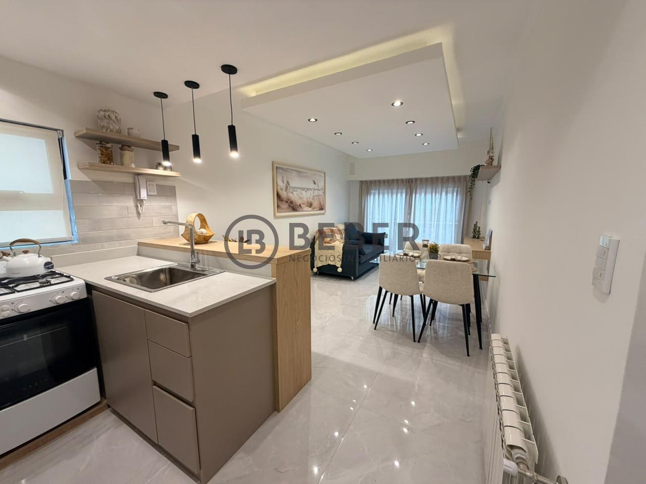 Foto de En venta tres ambientes al frente con balcon frances, Centro, imagen 2