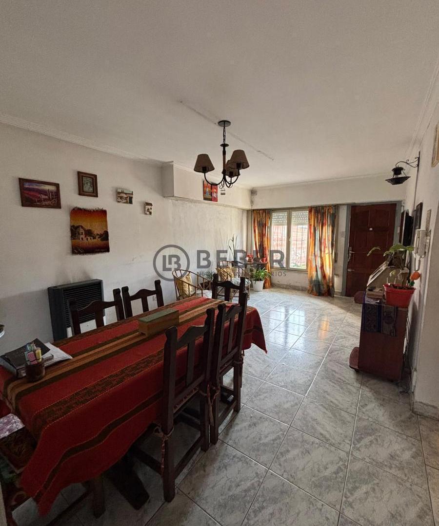En venta PH de tres ambientes al frente, San Cayetano