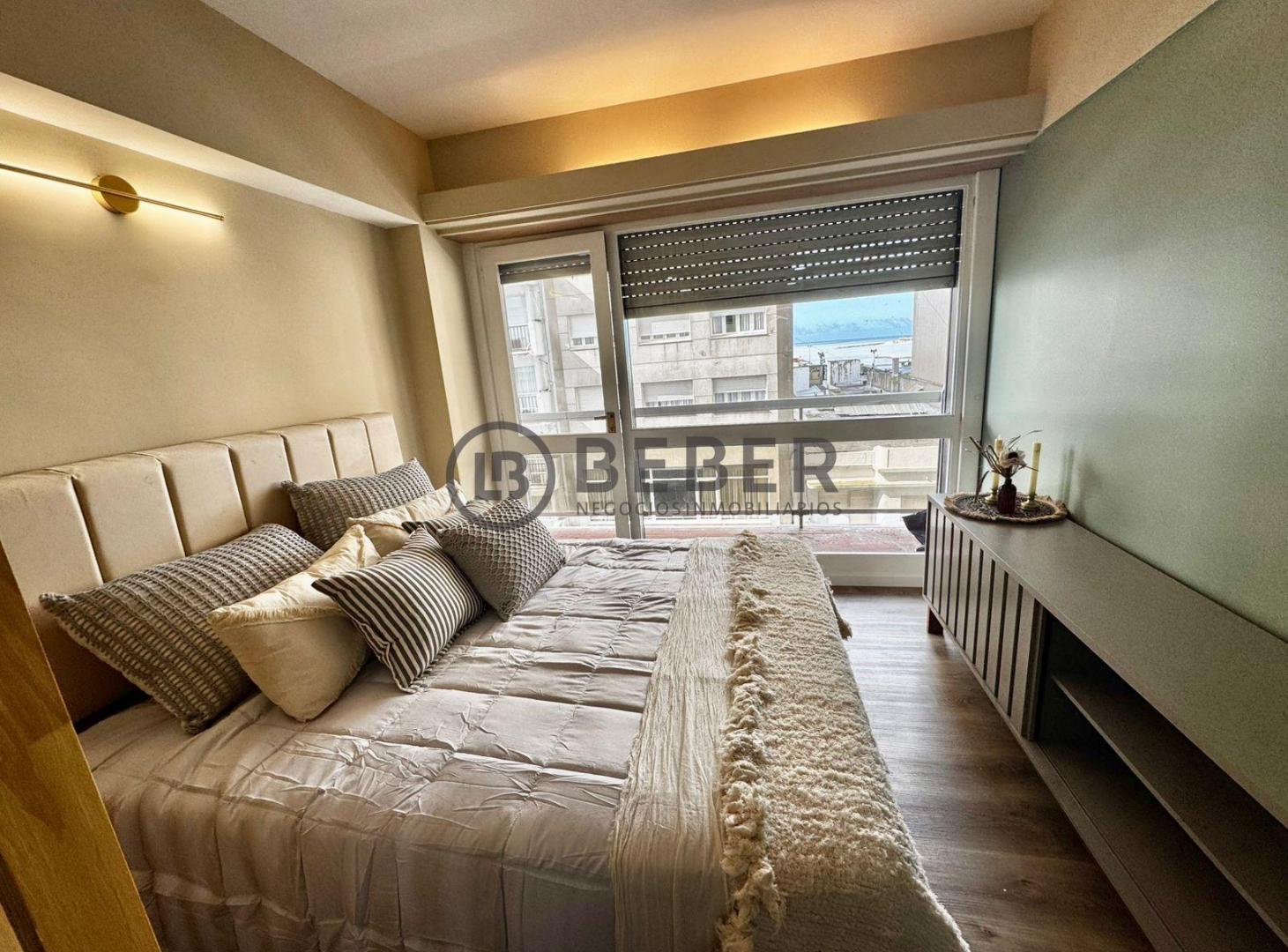 Foto de En venta ambiente a la calle con balcon saliente, Punta Iglesia, imagen 1