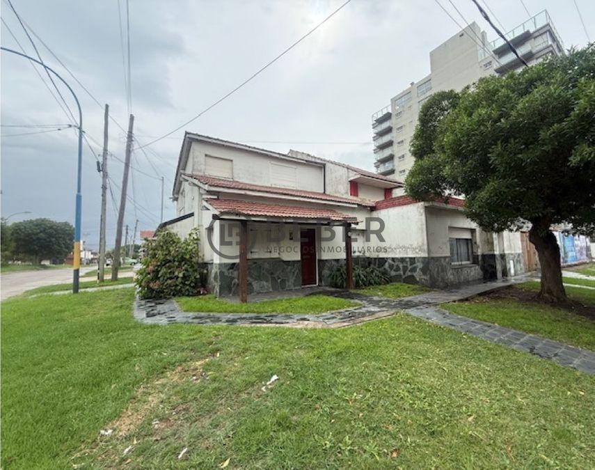 Foto de En venta casa 4 ambientes con patio y garage, en zona Parque Luro Mar, imagen 2