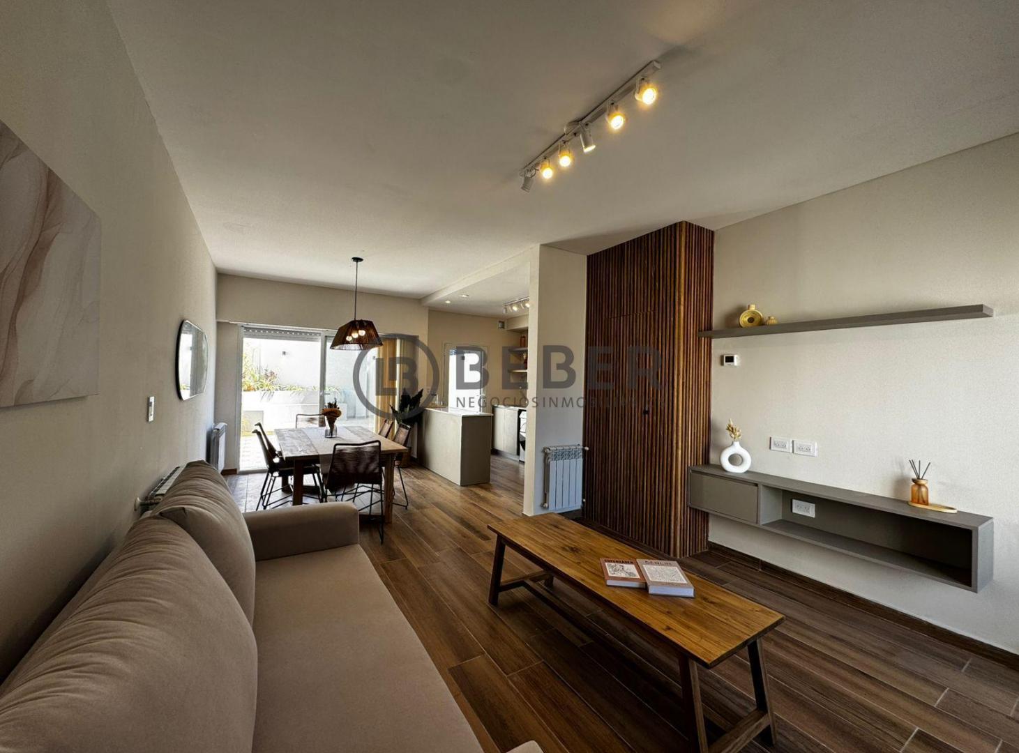 Foto de En venta duplex de cuatro ambientes con cochera, Parque Luro, imagen 2