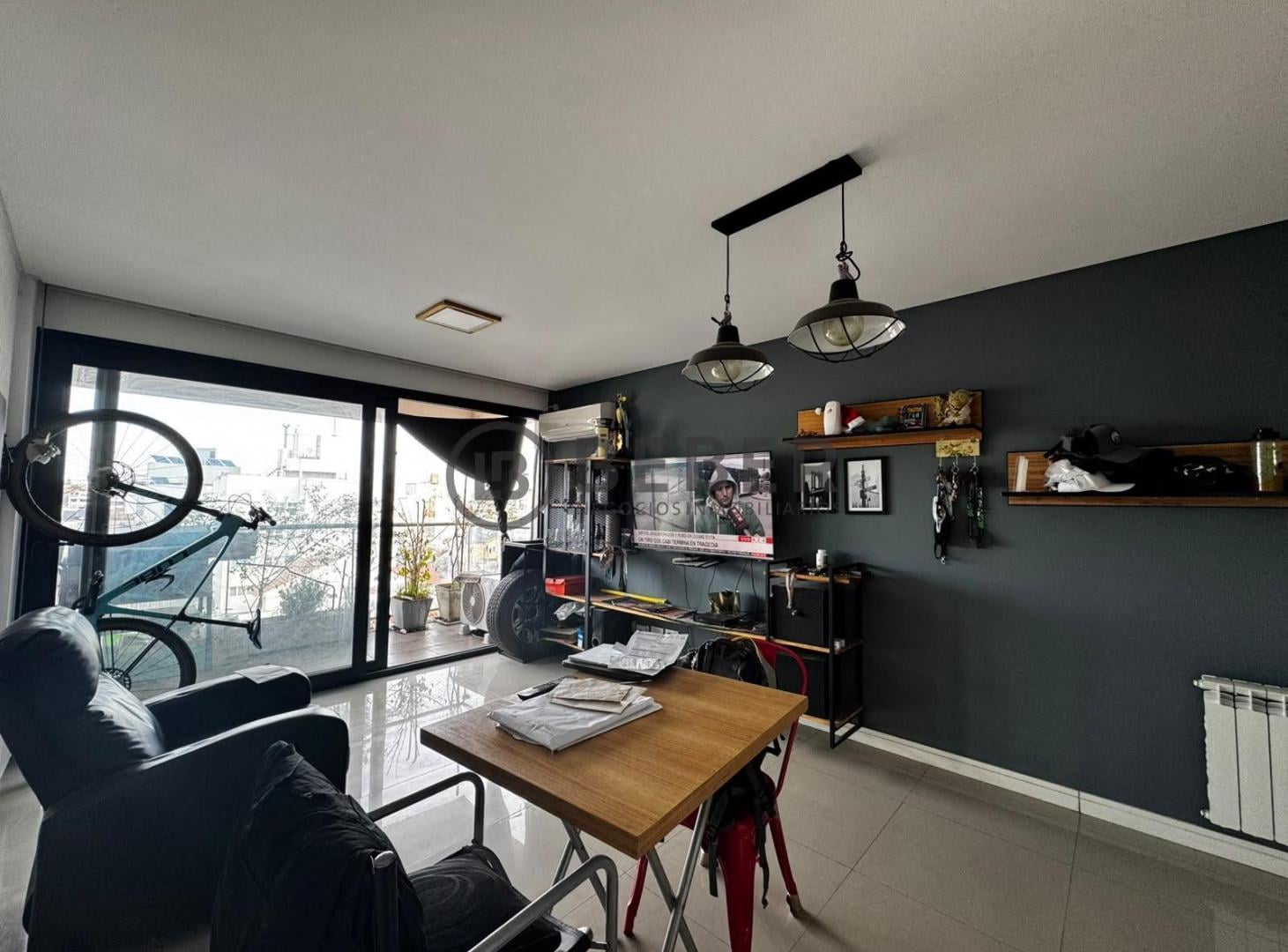 Foto de En venta departamento de dos ambientes al frente con balcon y cochera, imagen 3
