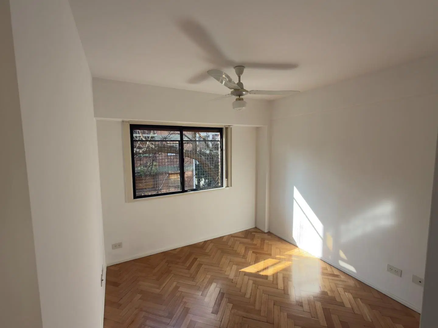 4 ambientes más dependencia, impecable! cochera cubierta 2