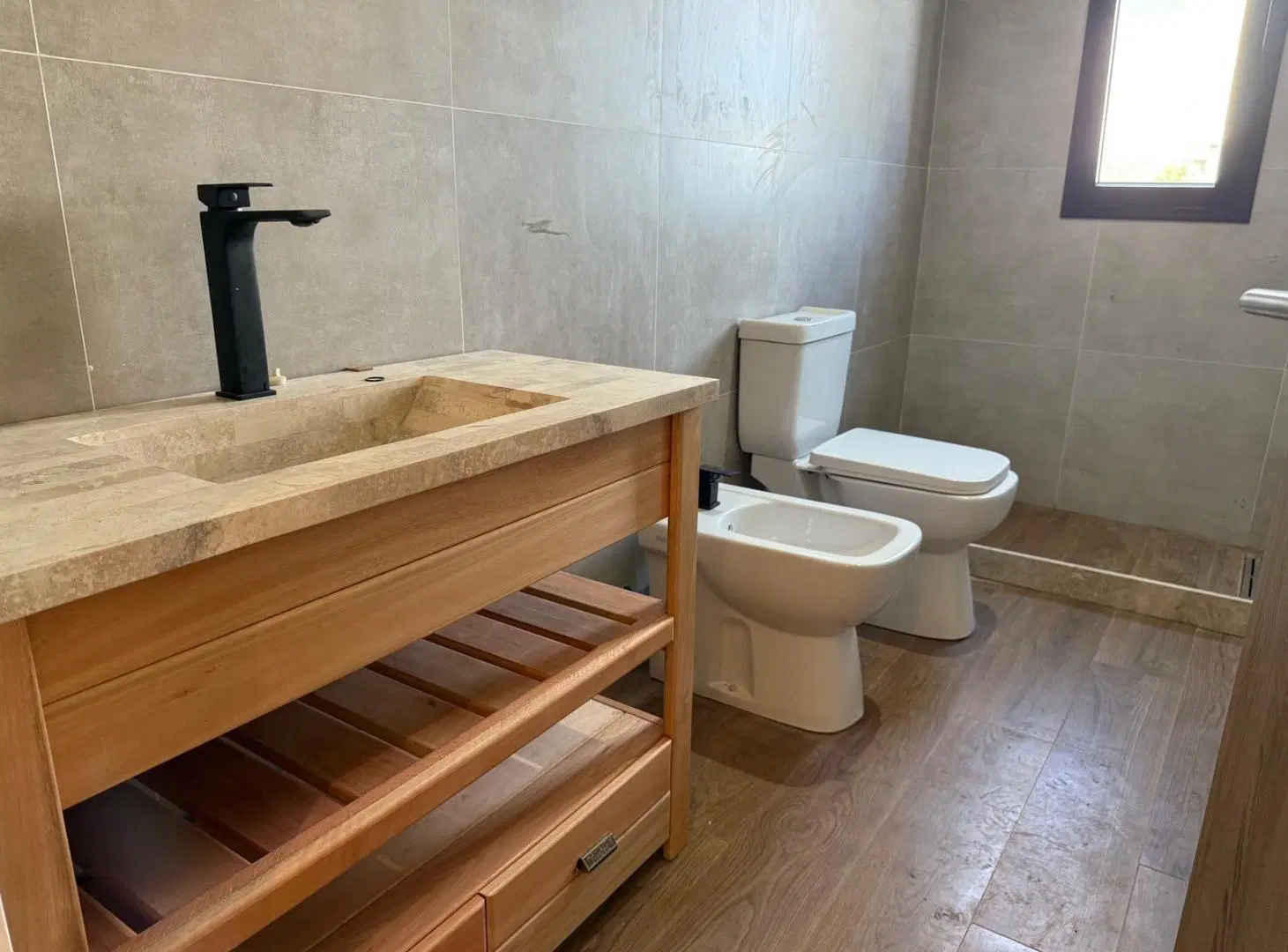 COMODA Y FUNCIONAL CASA DE 3 DORMITORIOS Y PILETA EN VENTA EN EL BARRIO CERRADO SANTO TOMAS PILAR 5