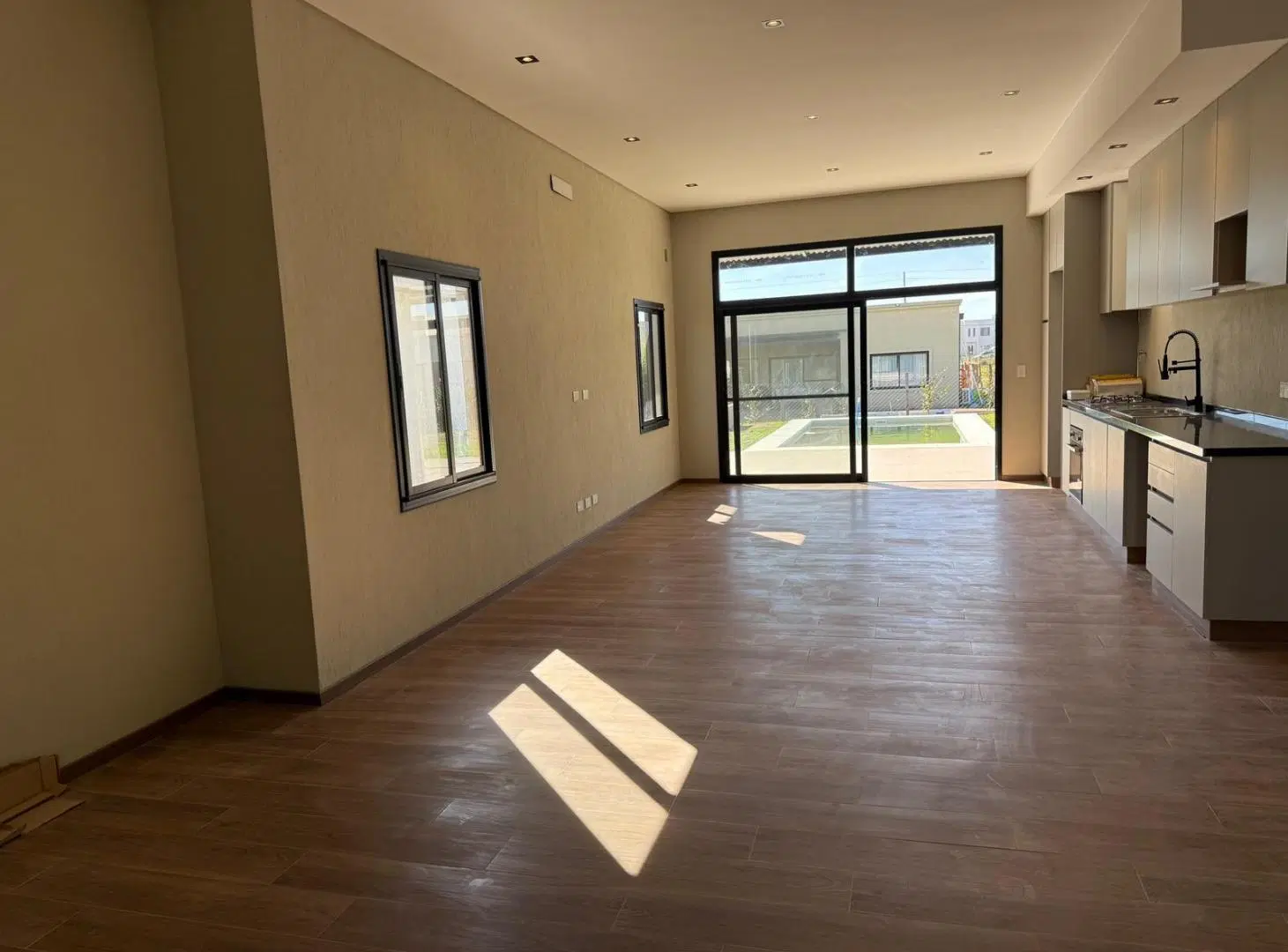 COMODA Y FUNCIONAL CASA DE 3 DORMITORIOS Y PILETA EN VENTA EN EL BARRIO CERRADO SANTO TOMAS PILAR 1
