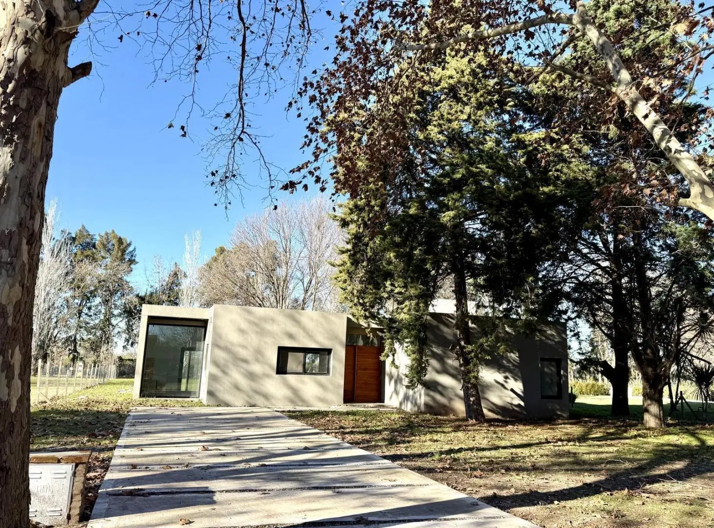 HERMOSA CASA EN UNA PLANTA CON 3 DORMITORIOS EN VENTA EN BARRIO CERRADO HARAS DEL SOL PILAR 2