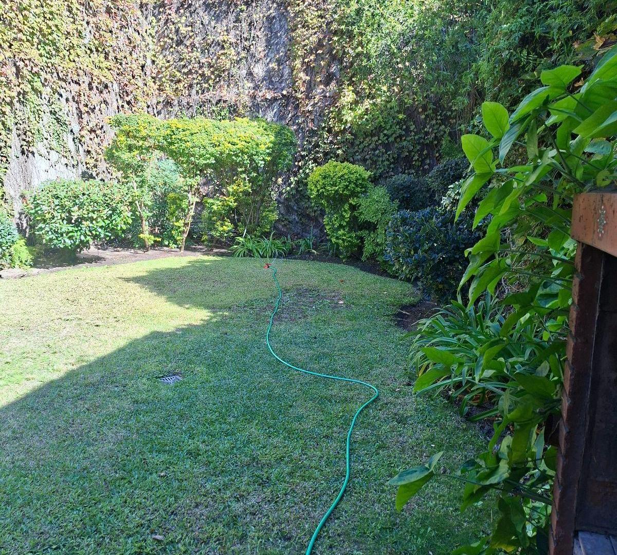 Impecable casa con jardin