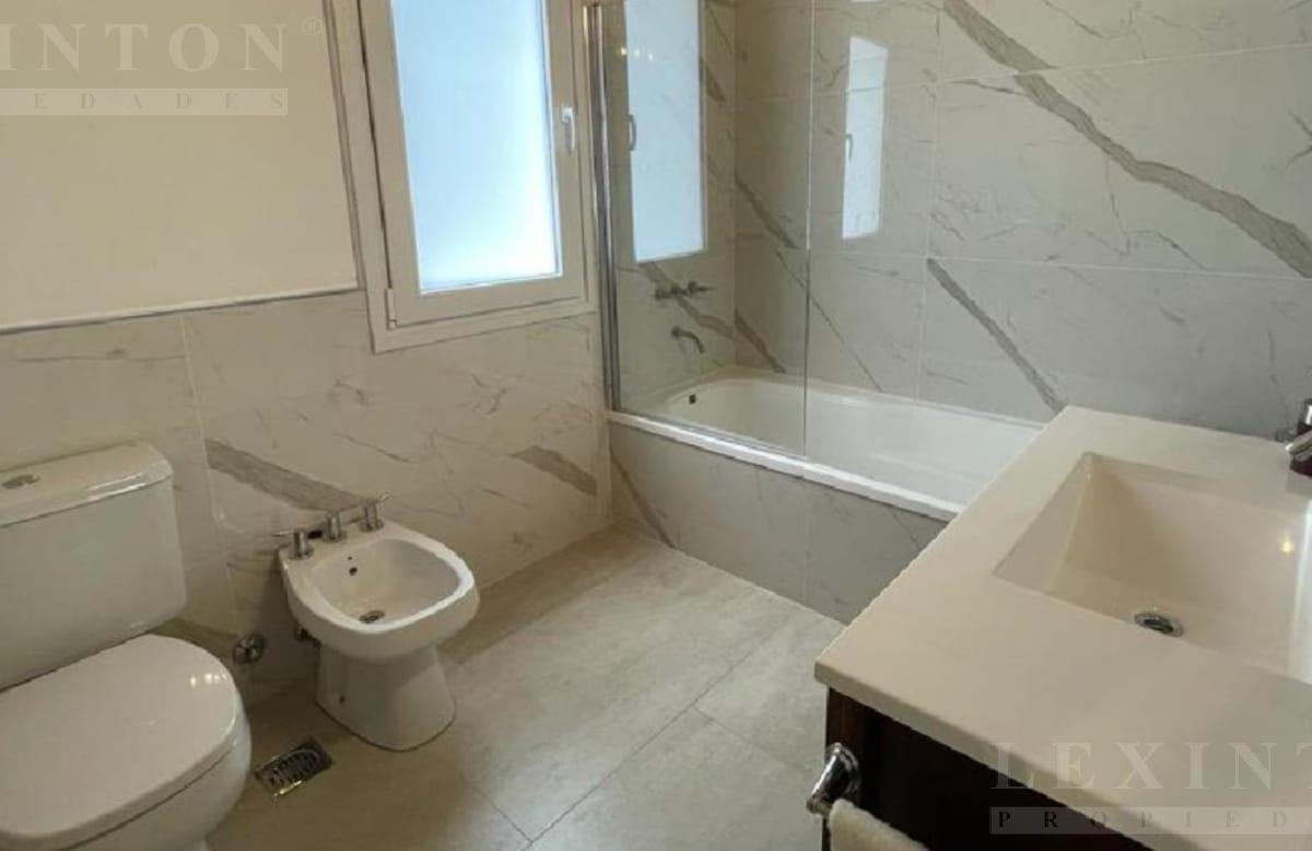 Venta Casa 4 Ambientes con Jardin Cochera Parrilla en Costa del Este 3