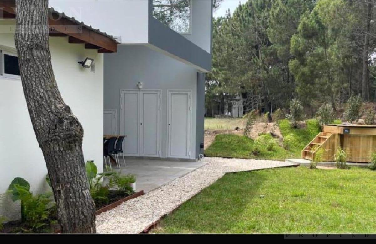 Venta Casa 4 Ambientes con Jardin Cochera Parrilla en Costa del Este 2