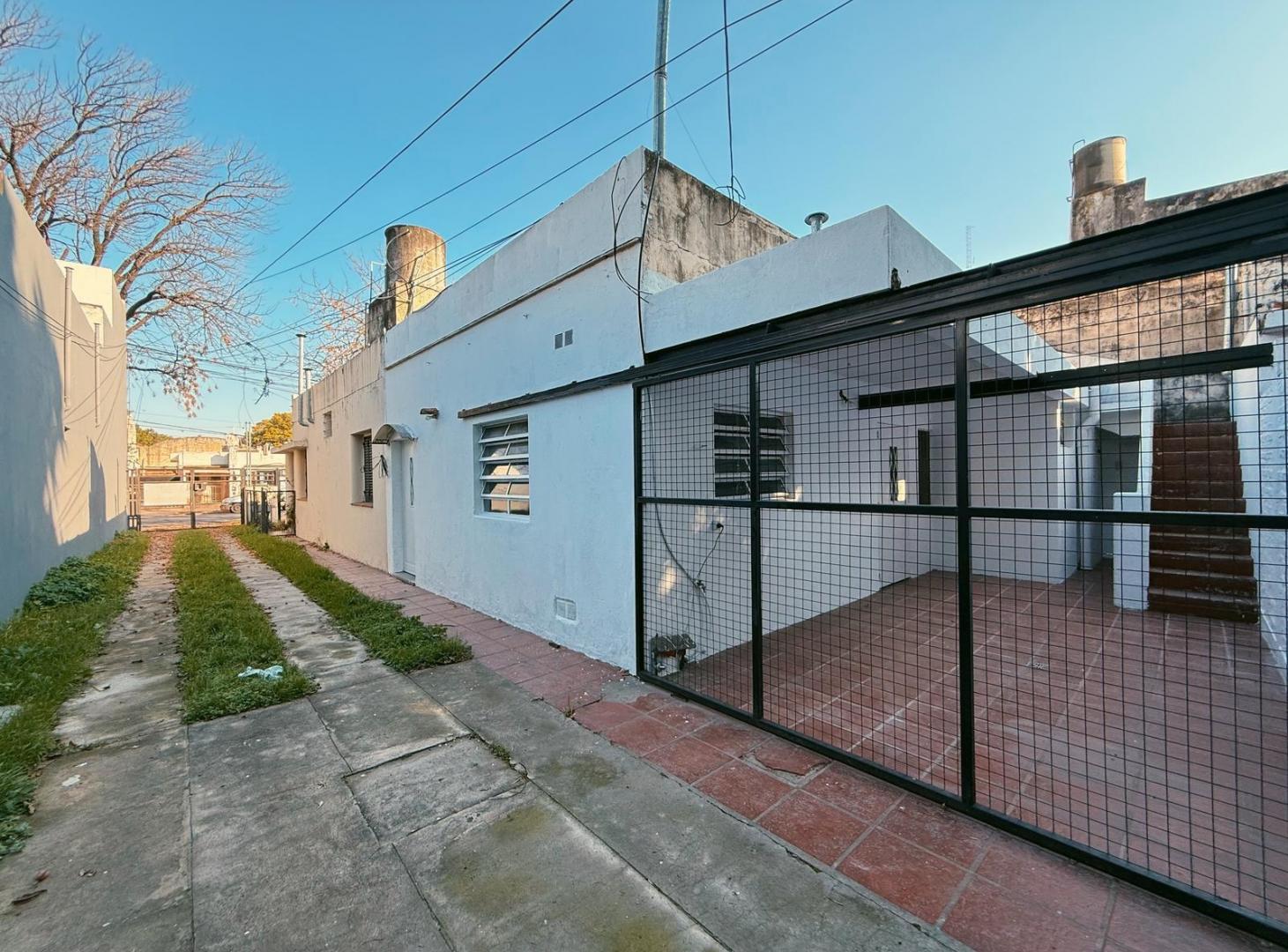 Av. Arijon 838 - Casa Interna De 1 Dormitorio Con Cochera En Alquiler - Roque Saenz Peña, Rosario