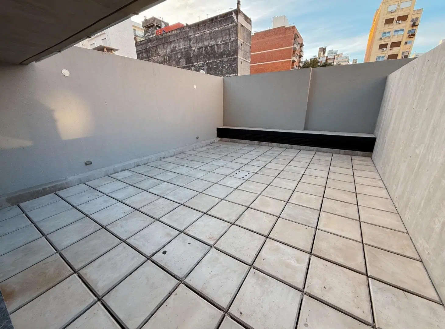 9 De Julio 358 - Departamento De 2 Dormitorios Con Patio Y Cochera En Alquiler - Martin, Rosario 1