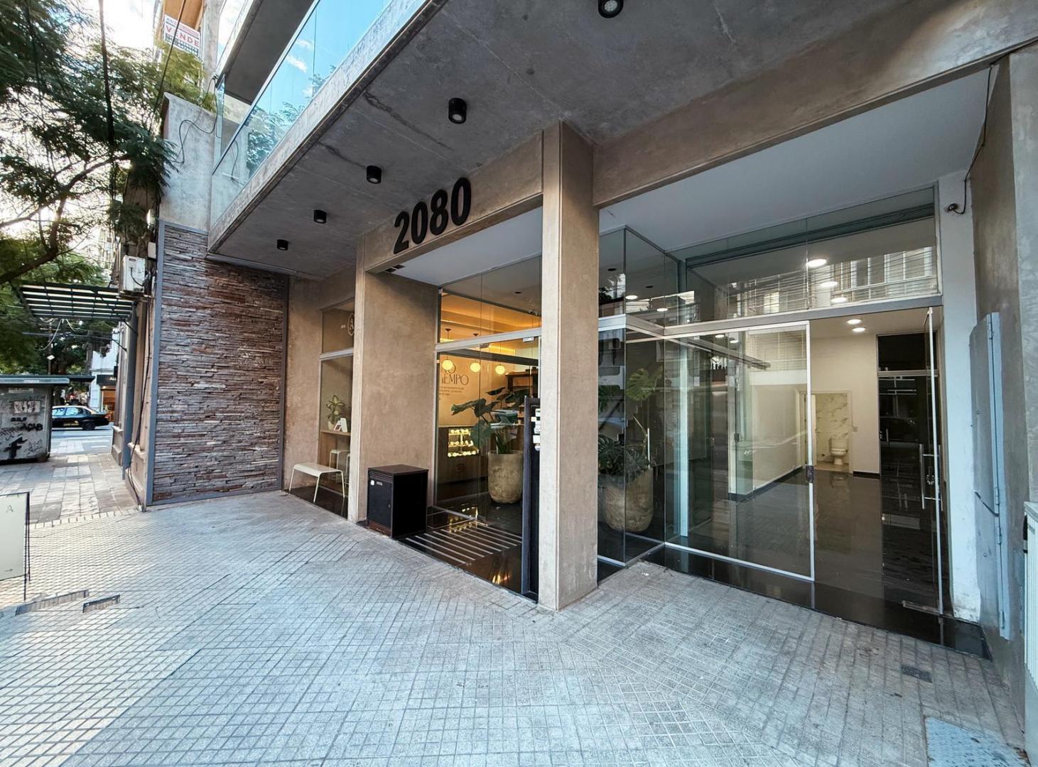 San Juan 2080 - Local Comercial Vidriado Al Frente De 30 M2 Patio En Alquiler - Centro, Rosario