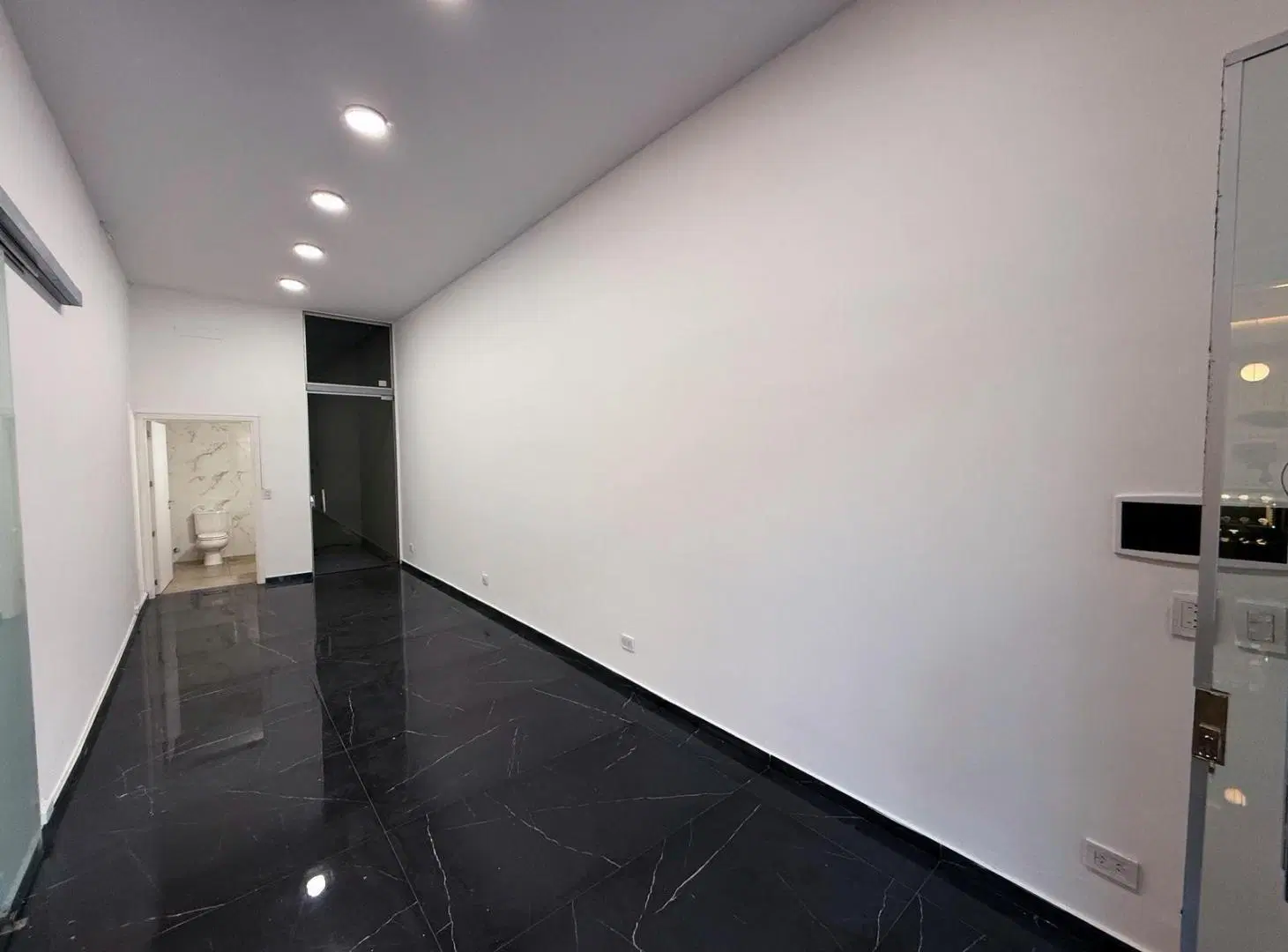 San Juan 2080 - Local Comercial Vidriado Al Frente De 30 M2 Patio En Alquiler - Centro, Rosario 2