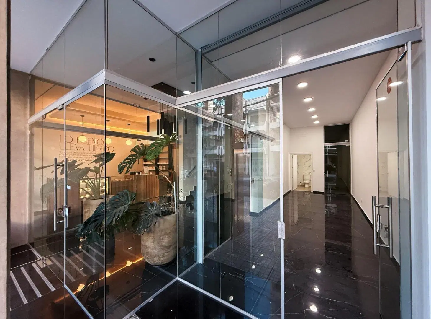 San Juan 2080 - Local Comercial Vidriado Al Frente De 30 M2 Patio En Alquiler - Centro, Rosario 1
