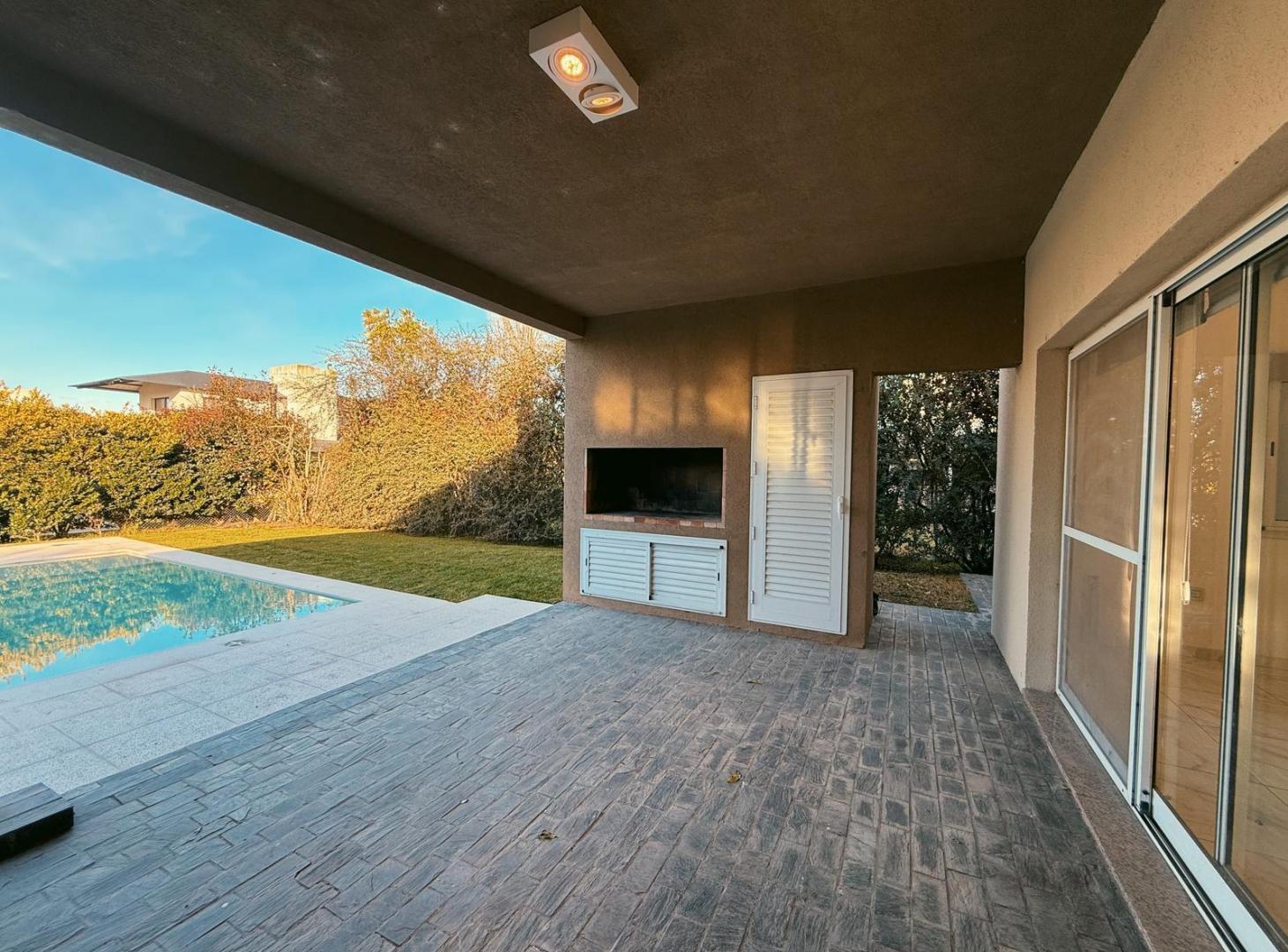 Foto de San Sebastian - Casa De 3 Dormitorios Con Pileta En Venta y Alquiler, imagen 2