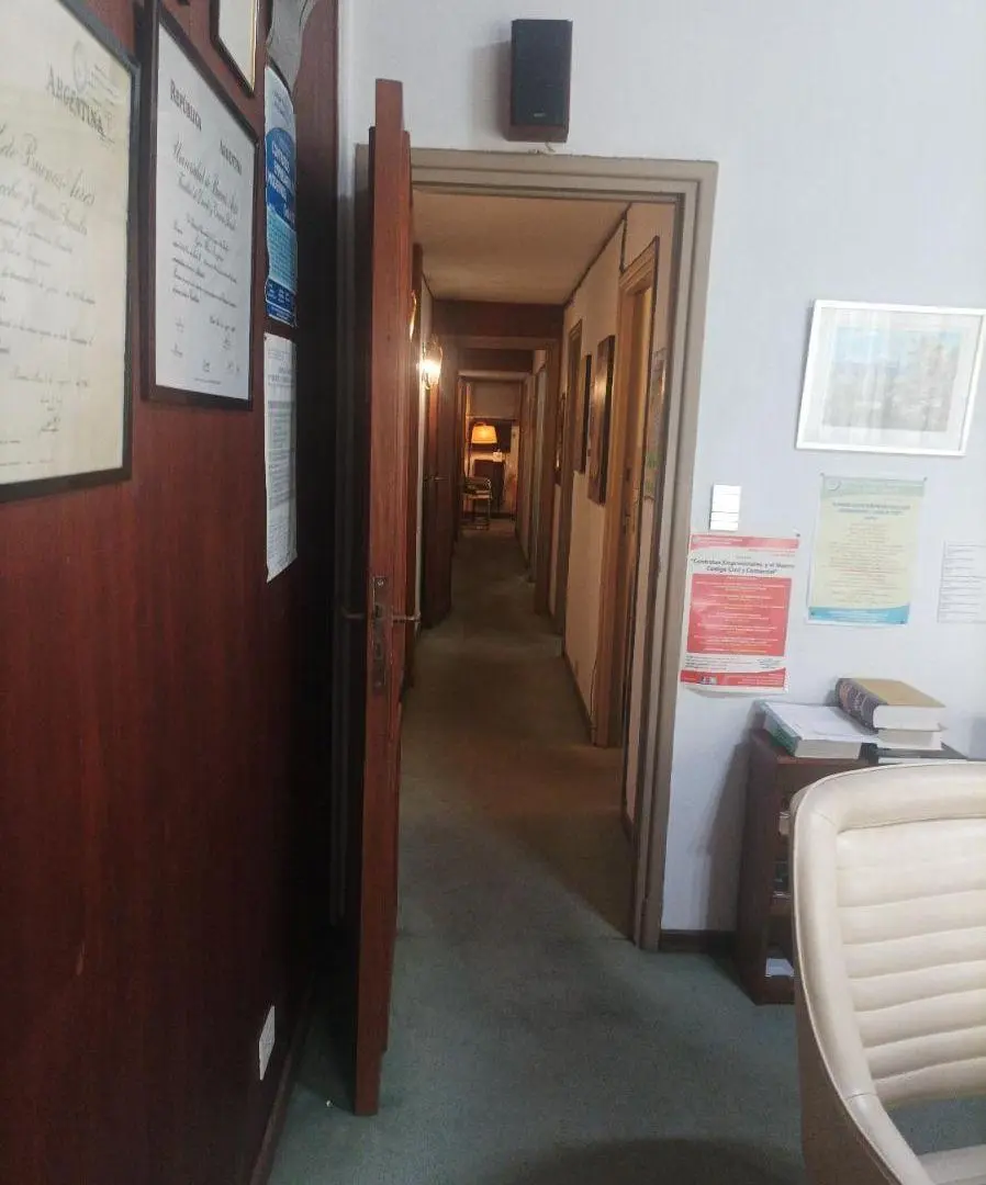 Oficina de categoría amoblada en plaza Vicente López Montevideo y Arenales 5