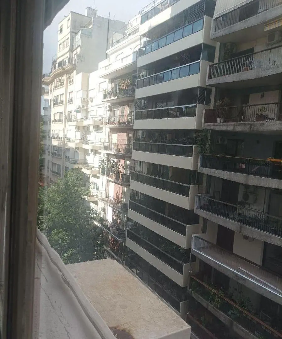 Oficina de categoría amoblada en plaza Vicente López Montevideo y Arenales 1