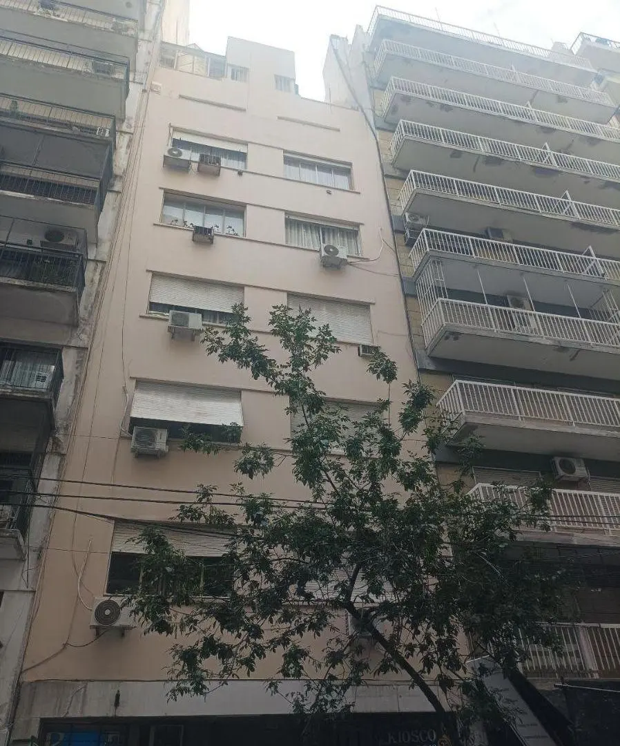 Oficina de categoría amoblada en plaza Vicente López Montevideo y Arenales 3