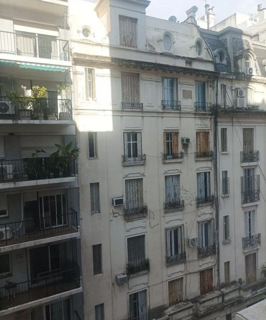 Oficina de categoría amoblada en plaza Vicente López Montevideo y Arenales 2