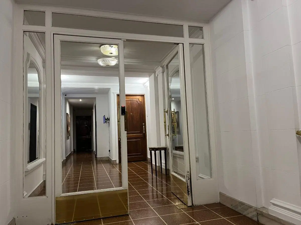 Semipiso 4 amb al frente con balcon y cochera a metros de Av del Libertador 3