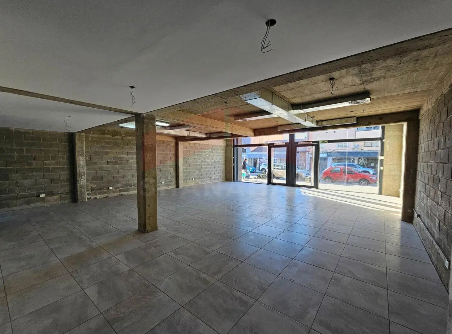 Local sobre calle comercial Onelli 3