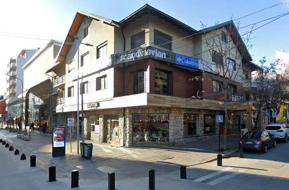 Excelente ubicación Locales y oficinas - venta en conjunto - Bariloche 4