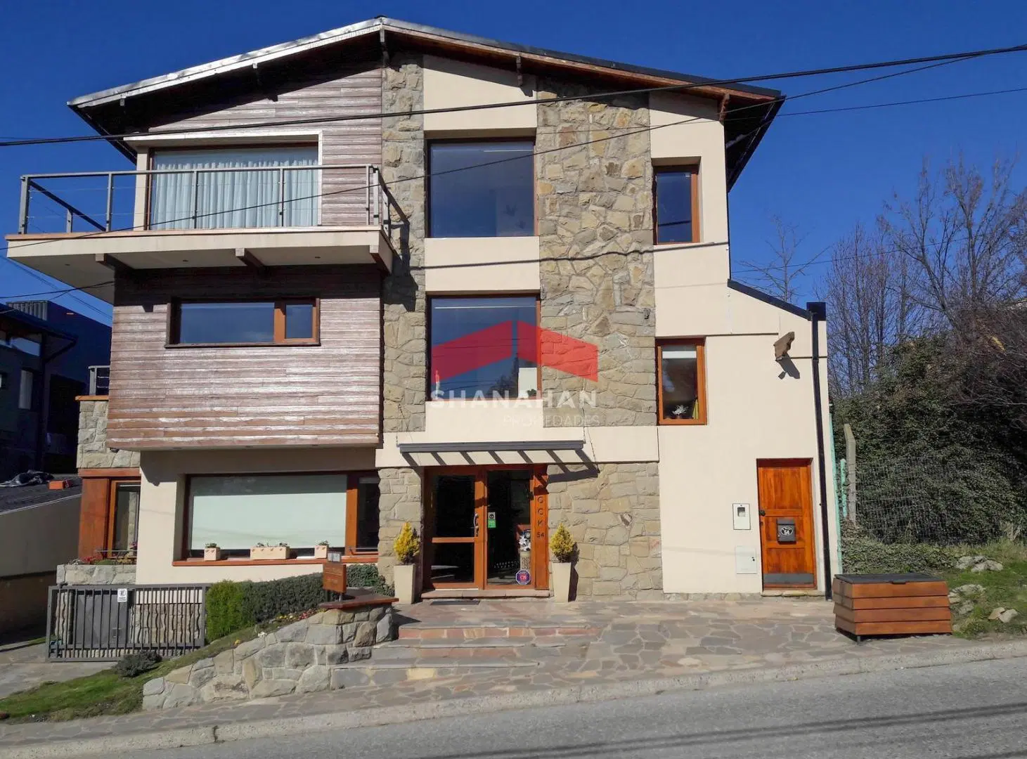Venta excelente hosteria frente al lago Nahuel Huapi- Bariloche 2