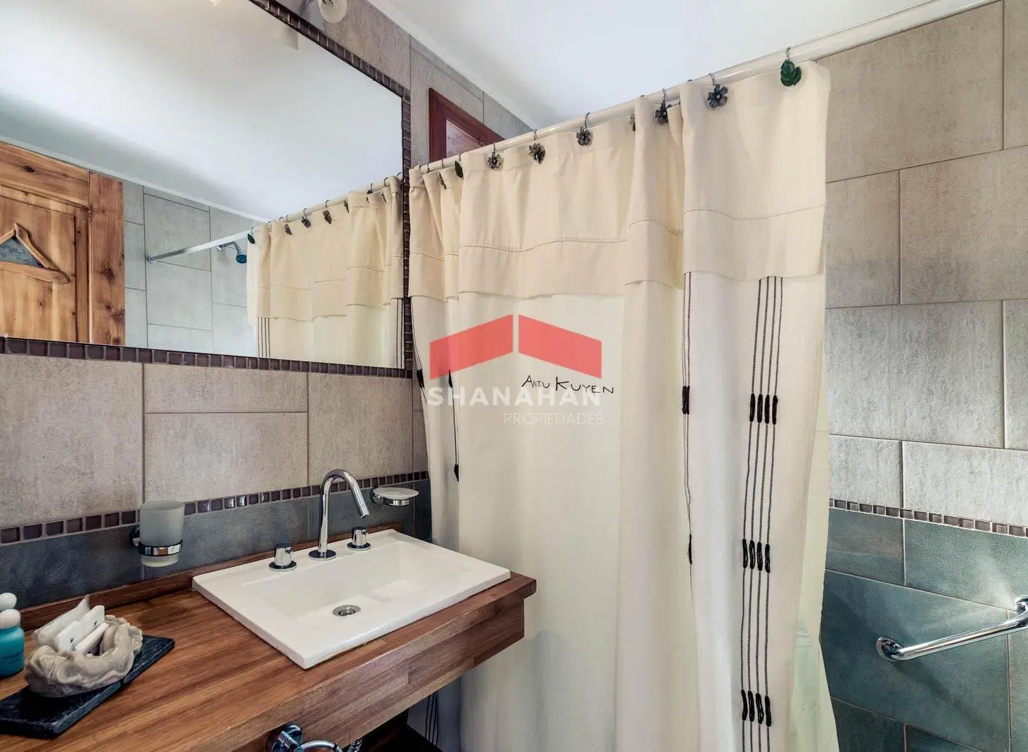 Venta excelente hosteria frente al lago Nahuel Huapi- Bariloche 4