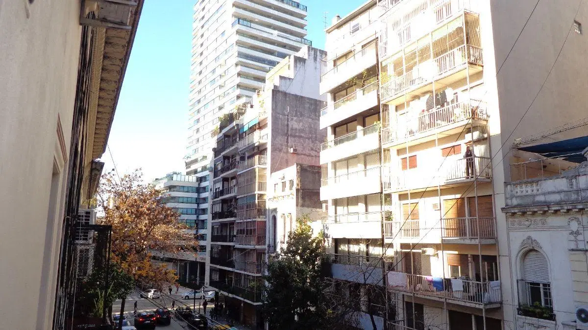 AL FRENTE a 1 cda. AV. SANTA FE 4
