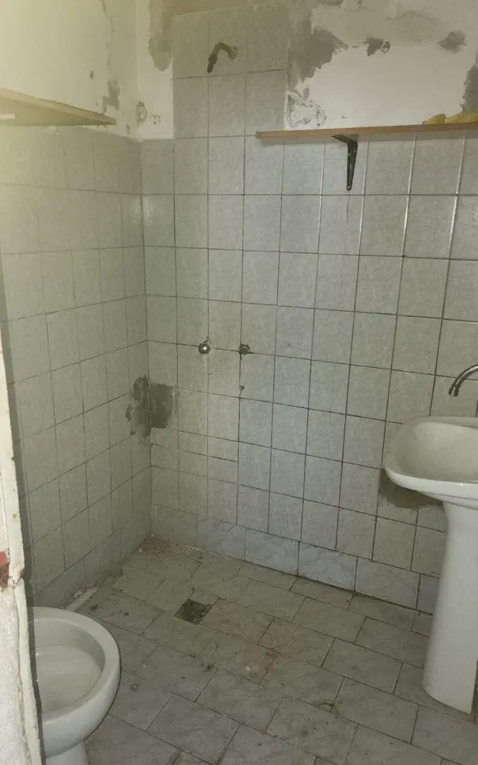 Local comercial de aprox 80 m² en venta y alquiler en Lomas de Zamora 5