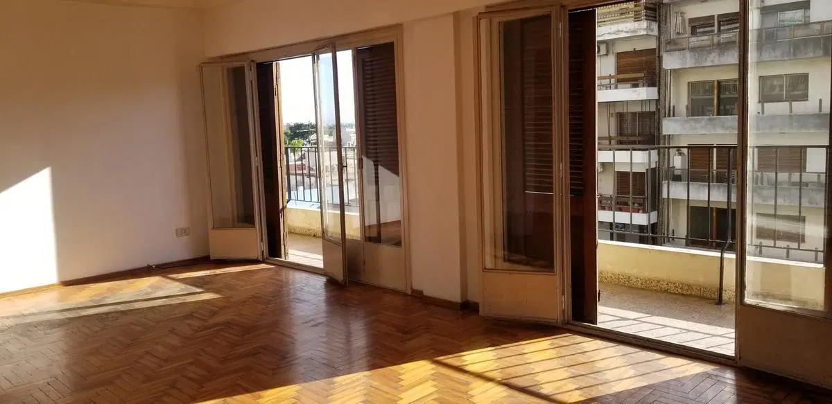 Departamento 4 Amb en Alquiler con balcón al frente - Flores 5
