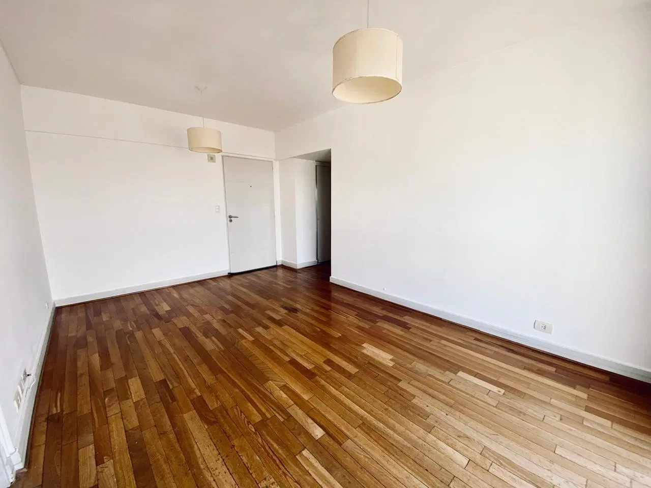 Departamento 2 ambientes. | VALLE al 300 4