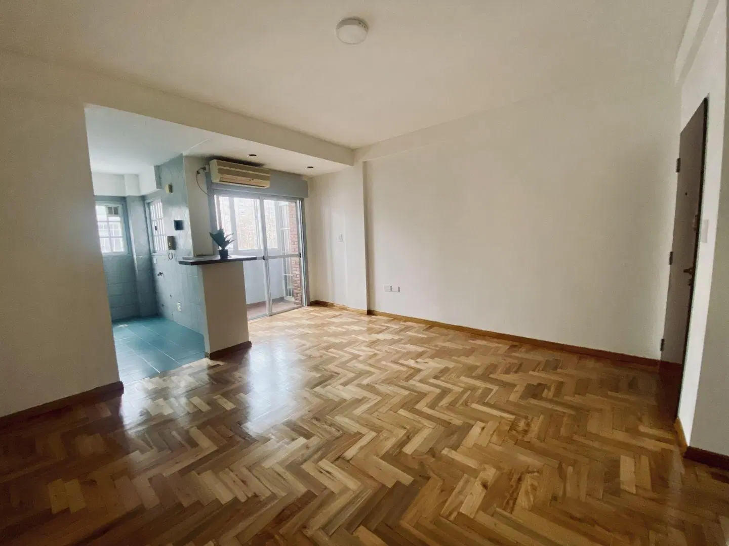 Departamento 2 ambientes. | VALLE al 700 4