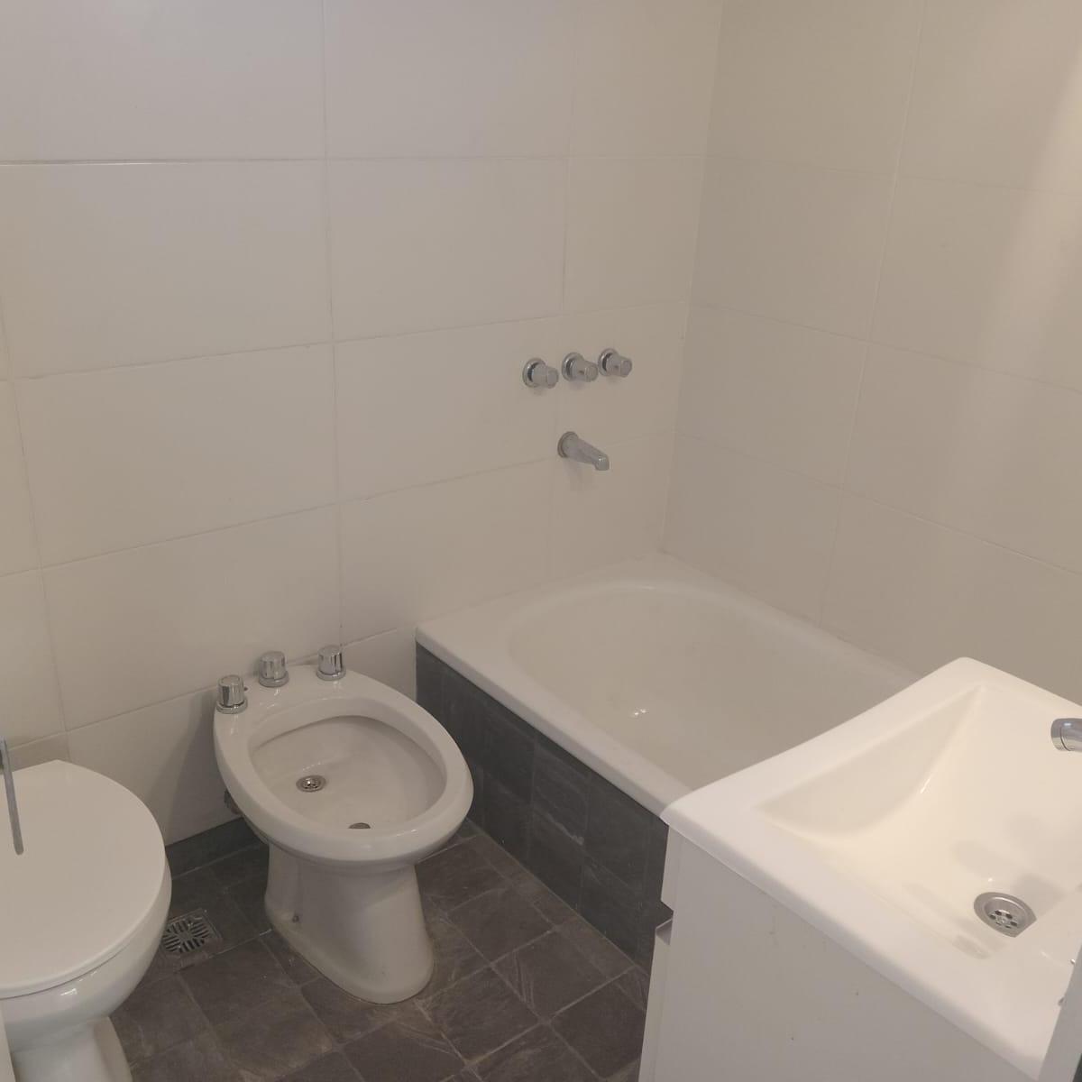 Foto de VENTA - DEPAPARTAMENTO DIVIDIDO EN 2 AMBIENTES C/ PATIO - BALVANERA, imagen 4