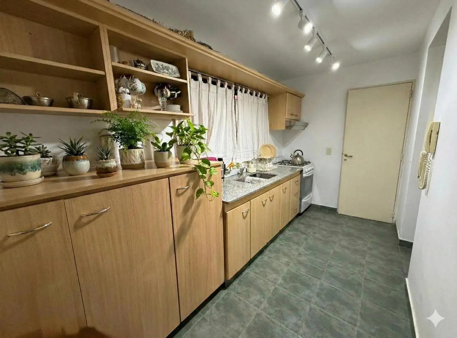venta las cañitas 3 ambientes. hermoso patio. con parrilla. en las cañitas 8