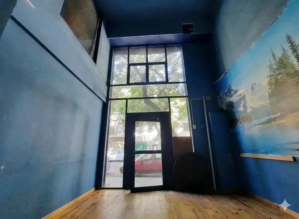 venta Local en Colegiales. lote propio. 3 despachos. 3 baños. 2 cocheras . jardin.pileta. quincho 2