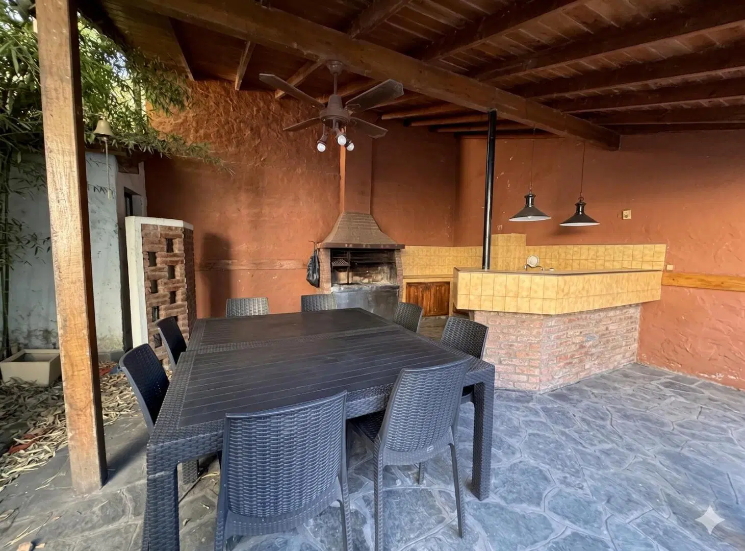 venta Local en Colegiales. lote propio. 3 despachos. 3 baños. 2 cocheras . jardin.pileta. quincho 3