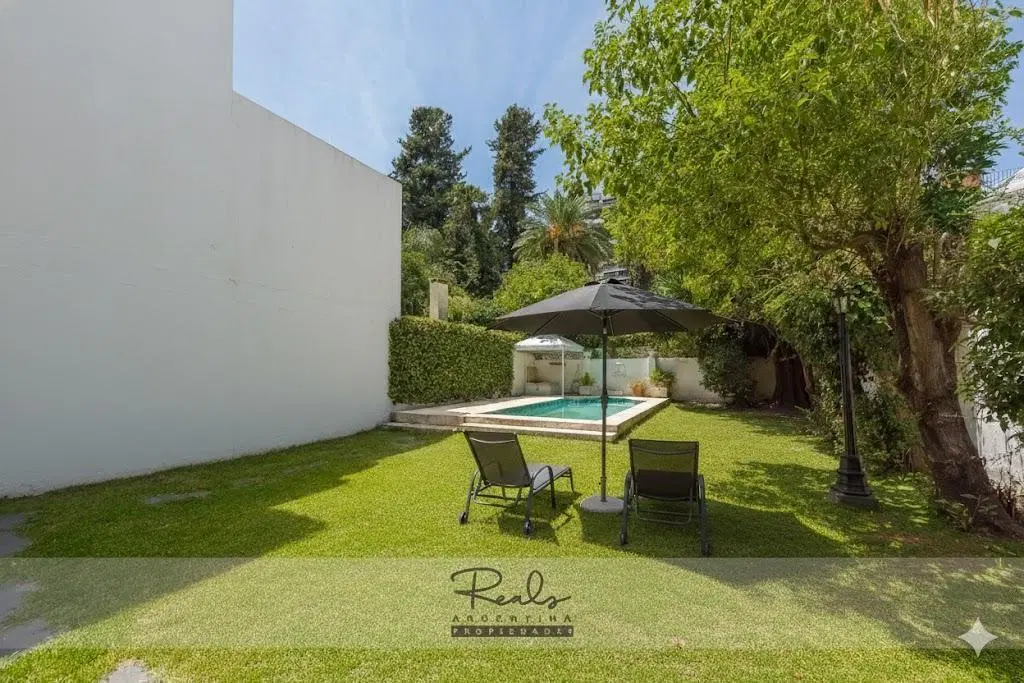 VENTA CASA EN BELGRANO ZONA DE EMBAJADAS .JARDIN .PISCINA. 3 COCHERAS.4 DORMITORIOS 2