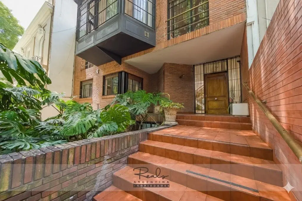 VENTA CASA EN BELGRANO ZONA DE EMBAJADAS .JARDIN .PISCINA. 3 COCHERAS.4 DORMITORIOS 4