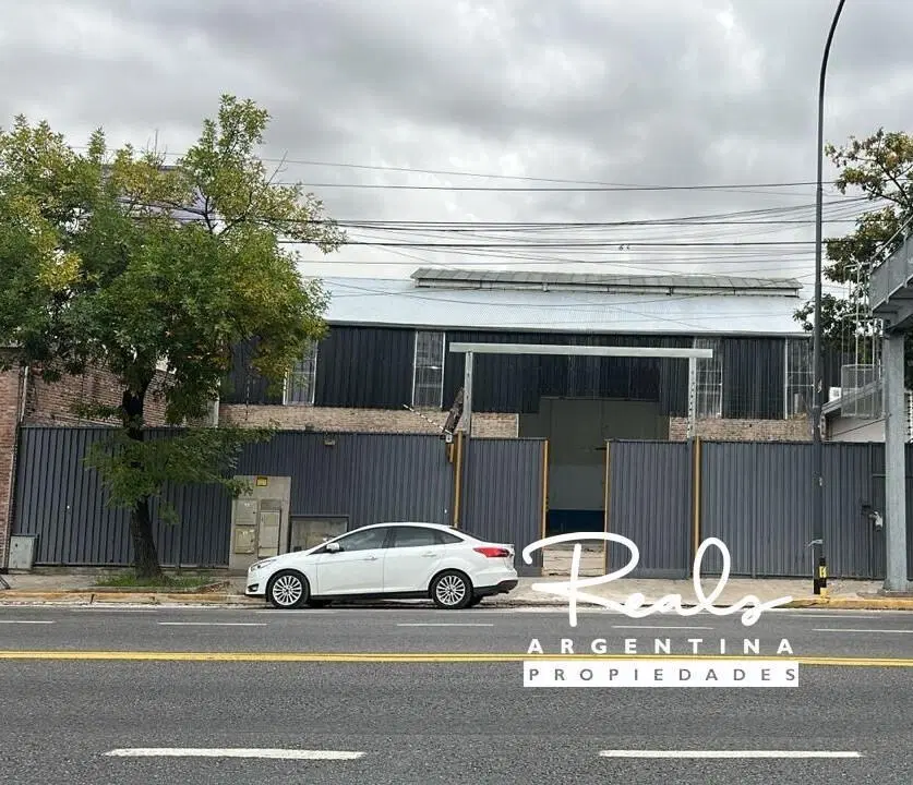 alquiler Depósito/GALPÓN  en Barracas hecho a nuevo. oficina,2 baños. playa de maniobras. 5